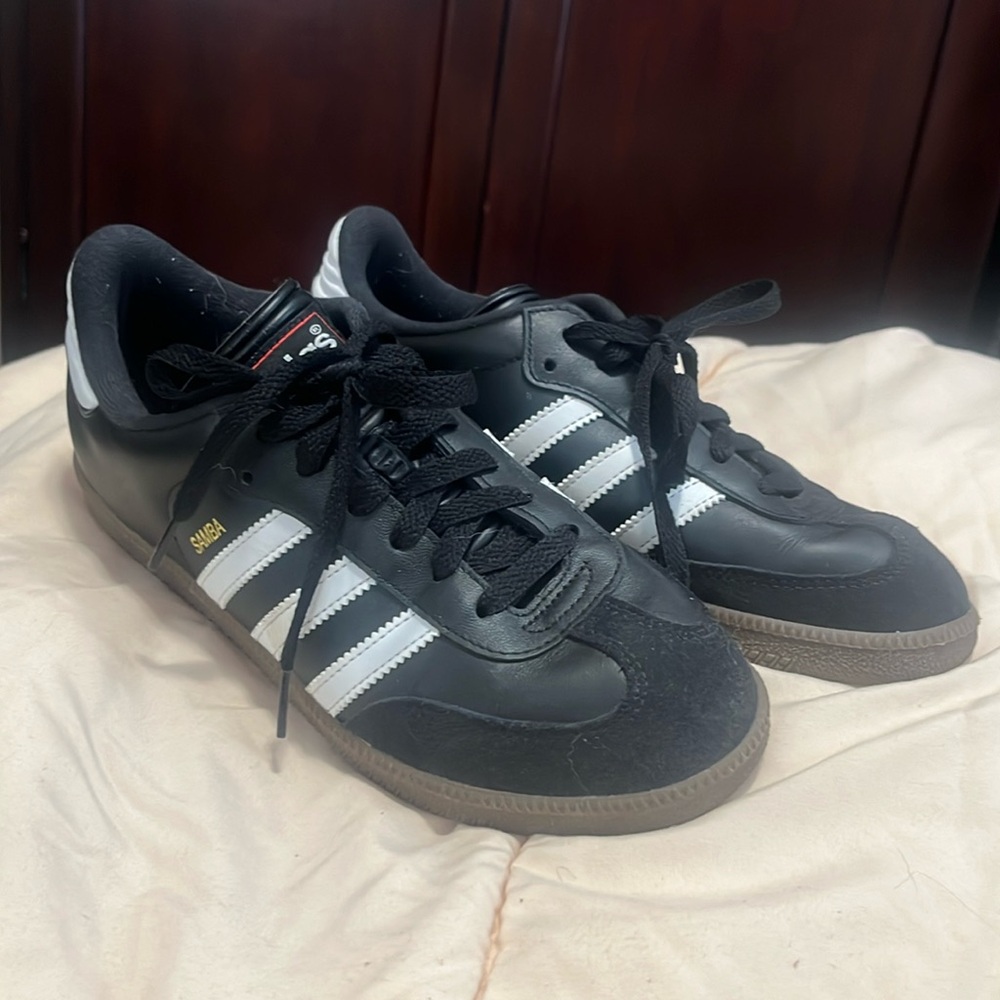 Black adida sambas